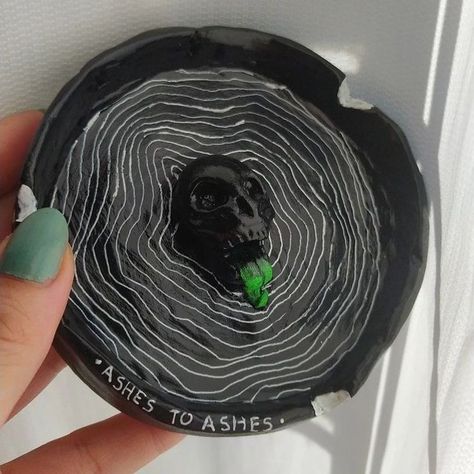 Punk Jewelry Diy, Ashtray Clay, Ashes To Ashes, Sculpture Art Clay, Clay Diy Projects, Ash Tray, Ceramics Pottery Art, Ceramics Projects, Clay Art Projects