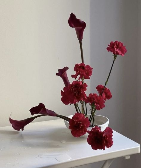 Deep Red Flower Arrangements, Deep Red Floral Arrangements, Anthurium Ikebana, Ikebana Anthurium, Tulips Wedding Decor, Red Ikebana, Minimal Flower Arrangements, Valentines Floral Arrangements, Red Floral Arrangements