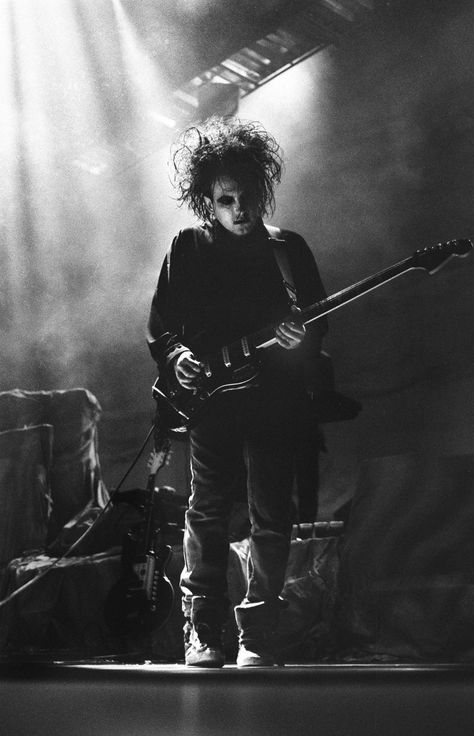 Robert Smith — Photo by Jason Scott Tilley Robert Smith Playing Guitar, Darkwave Wallpaper, Robert Smith Wallpaper, Cuarto Dark, Goth Music, Lost World, Hands In The Air, Musica Rock, Robert Smith