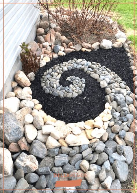 How to Design a Spiral Rock Garden │Blog by Della Reside  Create an easy zen DIY spiral rock garden. It's great for small space gardens, easy to maintain, and adds curb appeal to the home. Learn how I planned the rock garden spiral, chose the contrasting colors, prepared the space, sorted the stones into different sizes, laid out a template, and placed the rocks for the final spiral zen rock garden design. House Landscaping Ideas, Diy Rock Garden, Garden Spiral, Moderne Have, Rock Garden Design, House Landscaping, Front House, Rock Garden Landscaping, Spiral Shape