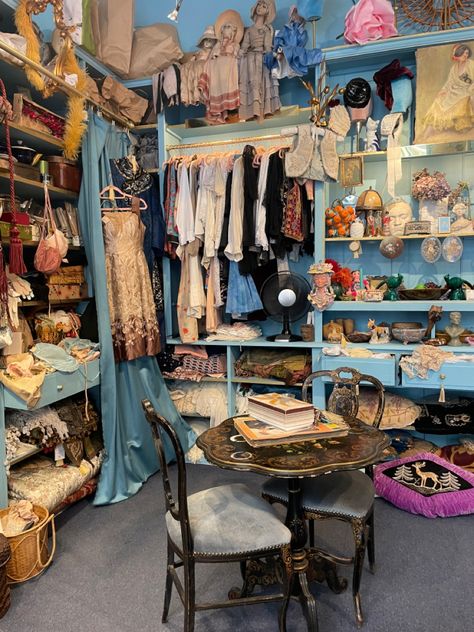 Vintage Dressing Rooms, Vintage Store Ideas, Antique Booth Displays, Vintage Thrift Stores, Room Hacks, Vintage Closet, Glam Room, Deco Boheme, Minimalist Bathroom