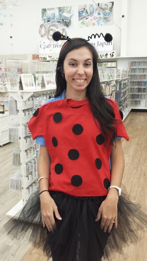 Diy Ladybug Costume For Women, Helloween Customers, Diy Ladybug Costume, Adult Costumes Diy, Girl Street Style, 2023 Street Style, Winter Outfits Street Style, Teacher Halloween Costumes, Street Style Outfits Casual