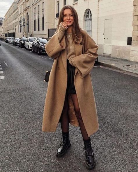 Oversized Coat Outfit, Oversized Camel Coat, Brown Coat Outfit, Winter Coat Trends, How To Wear Shorts, Womens Fall Coats, Coat Outfit Casual, Mantel Outfit, Camel Coat Outfit