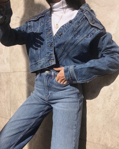 Denim jacket with jeans outfit for fall Denim Jacket With Jeans, 2018 Outfits, Denim Shirt Outfit, Looks Jeans, All Jeans, Trendy Swimwear, Double Denim, Outfit Jeans, Minimal Chic