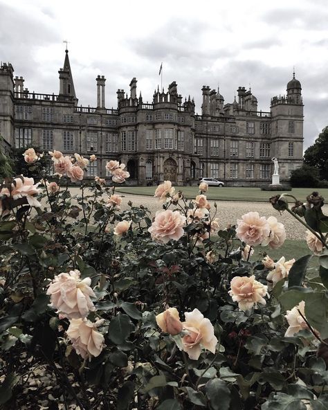 Photo @ parlourghosts. Burghley, one of the largest and grandest houses of the first Elizabethan age. Castle Aesthetic Exterior, Allison Core Aesthetic, Freya Core, Allison Core, Clara Core, Lucy Core, Royal Aesthetics, Aesthetic Exterior, Royalcore Aesthetic