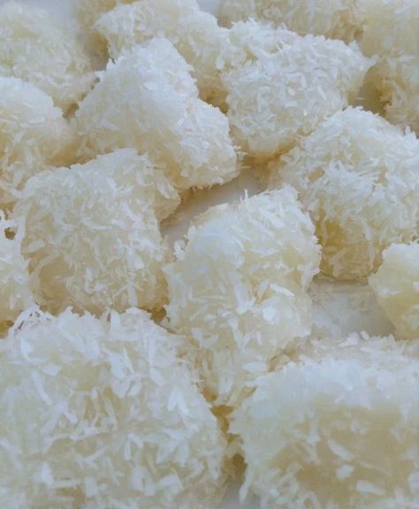 Japanese Mochi Recipe, Coconut Dessert Recipes, Coconut Mochi, Mochi Balls, Desserts Japonais, Hawaiian Desserts, Dessert Chef, Filipino Food Dessert, Mochi Recipe