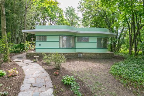 Baltimore Art, Brutalist Buildings, Streamline Moderne, Glass Brick, Art Deco Buildings, Curved Walls, Art Deco Home, Up House, Art Deco Architecture