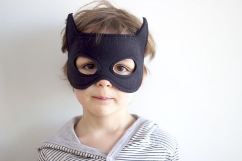 Free Batman Felt Mask Pattern | Willow & Stitch Karneval Diy, Batman Diy, Batman Mask, Batman Costume, Batman Birthday Party, Superhero Masks, Felt Mask, Batman Party, Batman Birthday