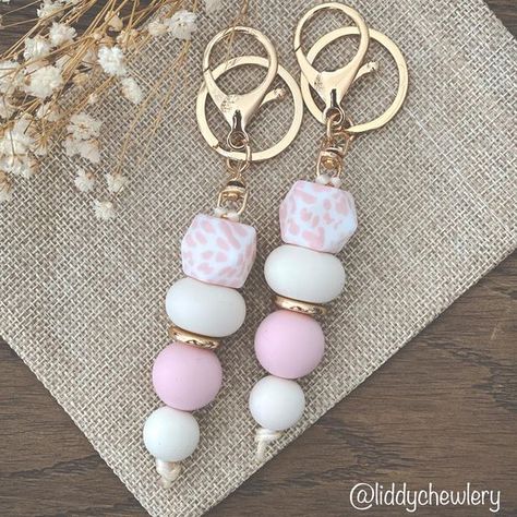 Diy Keyring Handmade Gifts, Silicone Keychain Ideas, Diy Silicone Bead Keychain, Beaded Keychain Diy, Silicone Bead Ideas, Silicone Keychains, Diy Crafts Keychain, Handmade Boutique Items, Silicone Bead Keychain