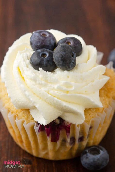 Blueberry Cupcakes with Cream Cheese Frosting. Light and fluffy vanilla cupcakes filled with blueberries and topped with the perfect cream cheese frosting. Kings Cake Recipe, Cupcakes With Blueberries, Angel Food Cake Cupcakes, Easy King Cake, Kings Cake, King Cake Recipe Easy, King Cake Recipe, Cupcakes Filled, Best Cake Ever