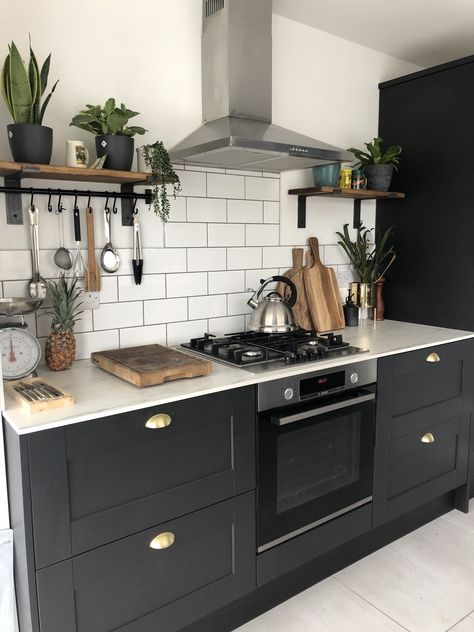 Anthracite Kitchen, Charcoal Kitchen, Dark Grey Kitchen Cabinets, Modern Kitchen Colours, Howdens Kitchens, Industrial Kitchen Design, Open Plan Kitchen Living Room, Kitchen Dinning, Shaker Kitchen