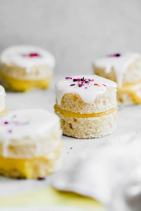 Small Pastries, Coconut Flour Cakes, Broma Bakery, Bite Size Snacks, Lemon Icing, Small Cakes, Food Blogs, Lemon Curd, Mini Desserts