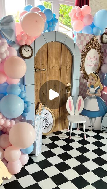 Alice In Wonderland Ideas Decoration, Alice And Wonderland Backdrop, Onederland Balloon Garland, Alice In Wonderland Birthday Theme, Alice In Wonderland Backdrop, Alice In Wonderland Theme Party, Balloons Decor, Onederland Birthday Party, Wonderland Birthday