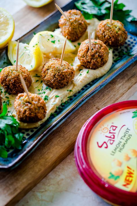 Falafel With Hummus, Arabic Finger Food, Hummus Appetizers Ideas, Vegan Appetizers Finger Foods, Falafel Appetizer, Vegetarian Appetizers For Party, One Bite Appetizers, Lemon Twist, Catering Ideas Food