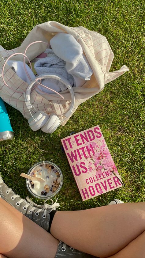 Collin Hoover, Reading Colleen Hoover, Colleen Hoover Aesthetic, Instagram Story Pics, Ends With Us Aesthetic, It Ends With Us Aesthetic, Blonde Girl Aesthetic, Continue A Nadar, Reading Vibes