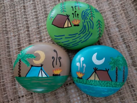 Nature Themed Painted Rocks, Simple Camping Painting, Rock Painting Mountains Easy, Camping Painted Rocks Ideas, Camping Rock Painting, Camping Painted Rocks, Summer Rock Painting Ideas, Painting Rocks Ideas, Camper Art