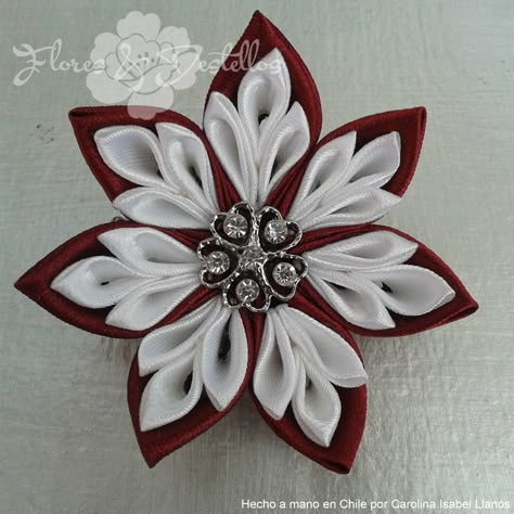 Ribbon Flowers Diy, Kanzashi Tutorial, Ribbon Flower Tutorial, Material Flowers, Diy Flores, Satin Ribbon Flowers, Ribbon Crafts Diy, Ribbon Sculpture, Fabric Flower Tutorial