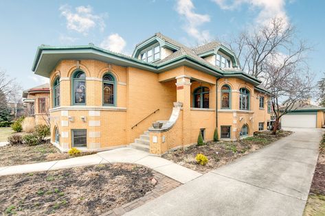 Chicago homes: Oak Park ‘octagonal bungalow’ built in 1929 asks $669K - Curbed Chicago Chicago Bungalow Remodel, Leaded Windows, Pink Bathroom Tiles, Chicago Bungalow, Yellow Brick Home, Chicago House, Crown Moldings, Chicago Real Estate, Leaded Glass Windows