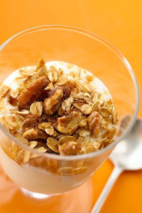 Rolled oats are toasted with nuts and brown sugar for a crunchy treat to serve with yogurt. Make the topping ahead and store it to enjoy anytime. Yogurt Recipes Healthy, Muesli Recipe, Yogurt Toppings, Healthy Cereal, Healthy Yogurt, Food And Nutrition, Clean Eating Breakfast, Granola Healthy, Clean Eating Breakfast Recipes