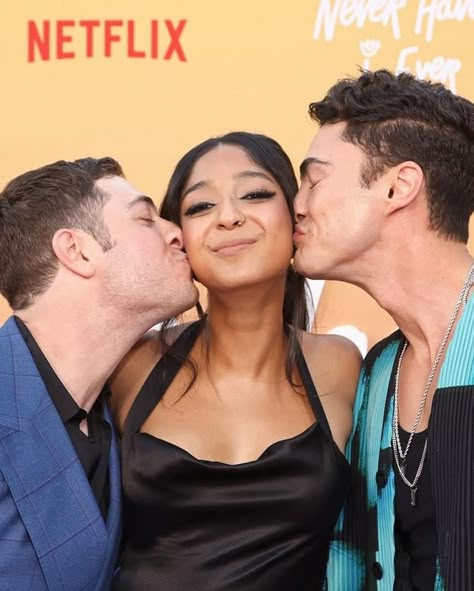 Devi Vishwakumar, Darren Barnet, Tv Show Couples, Girly Movies, Never Have I Ever, Dolan Twins, Cute Couple Art, Tv Characters, Shows On Netflix