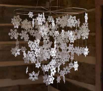 Making Paper Snowflakes, Folding Origami, Winter Wedding Decorations, Deco Originale, Christmas Mantle, Paper Snowflakes, Christmas Snowflakes, Winter Crafts, Wind Chime