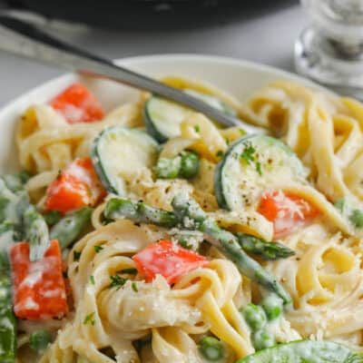 Pasta Primavera Recipes, Vegetable Primavera, Creamy Pasta Primavera, Easy Pasta Primavera, Chicken Primavera Pasta, Chicken Primavera, Chicken Bacon Alfredo, Primavera Recipe, Pasta Primavera Recipe