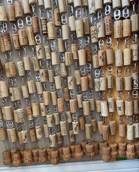 Wine curtain for man-cave - Etsy Portugal Wine Cork Diy Crafts, Patchwork Curtains, Wine Cork Diy, Wine Cork Art, Can Tabs, Handmade Charm Bracelets, Cork Projects, Cork Diy, Cork Art