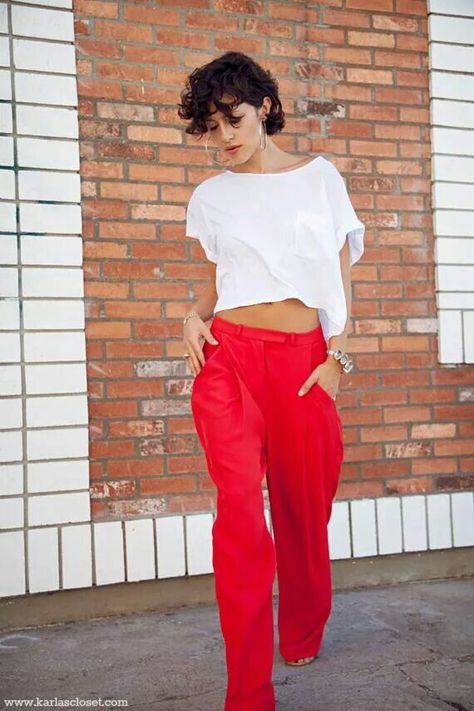 Karla Deras, Plain White T's, Plain White T Shirt, Red Trousers, Quoi Porter, Plain White Tee, Crop Top Outfits, Red Pants, Pantalon Large