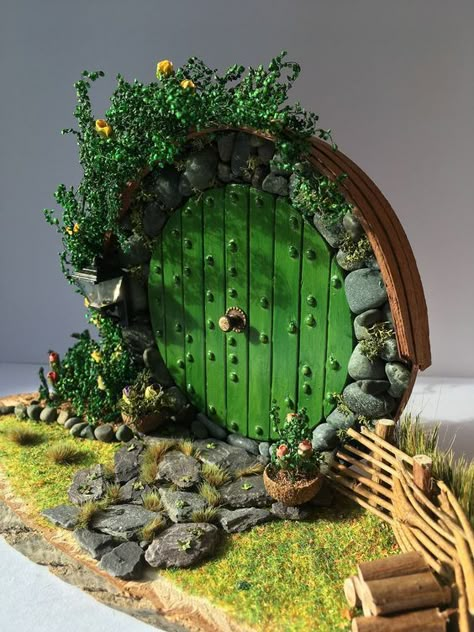 Diy Hobbit Hole, Diy Fairy Door, Casa Hobbit, Fairy Garden Doors, Fairy Tree Houses, Fairy House Crafts, Wood Houses, Fairy House Diy, Fairy Garden Designs