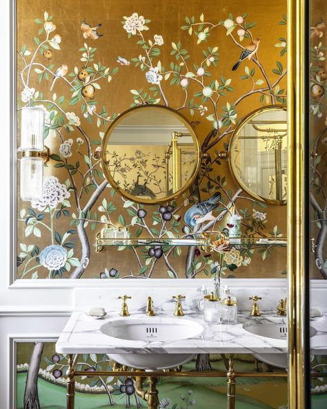 de Gournay | Within a West London bathroom, the dense flora and foliage of our hand-painted ‘St. Laurent’ chinoiserie wallpaper is illuminated upon a… | Instagram Chinoiserie Wallpaper Bathroom, Dark Tropical Wallpaper, Wallpaper Livingroom, London Bathroom, De Gournay Wallpaper, Drawing Room Design, Art Nouveau Interior, Peacock Wallpaper, Hand Painted Wallpaper