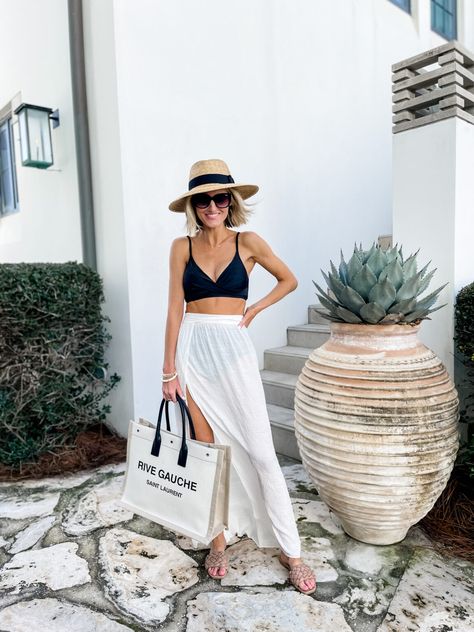 15 Outfit Ideas for Your Next Beach Vacation - Loverly Grey Beach Hotel Outfit Ideas, Aruba Vacation Outfits For Women, Beach Island Outfit, Mauritius Outfit Ideas, Beach Outfits 2023 Fashion Trends, Versatile Outfits For Travel, Beach 2023 Outfit, Byron Bay Outfit, Summer Beach Holiday Outfits