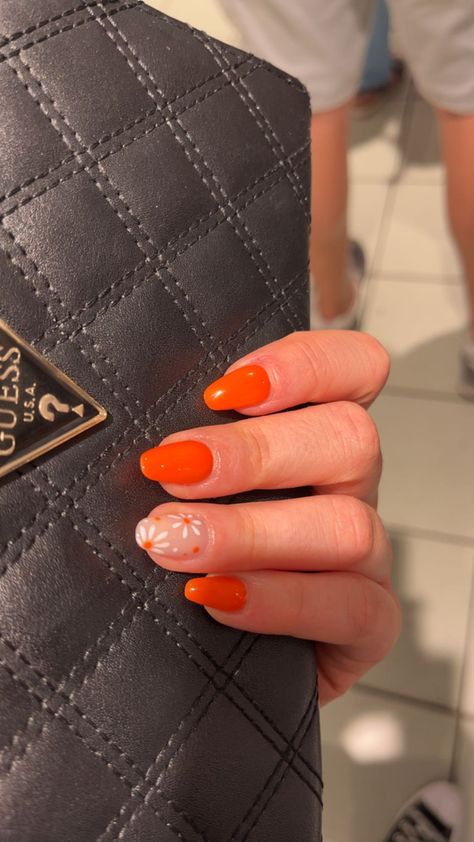 Neon Orange And White Nails, White Orange Nails, Orange Nails With White Flowers, Orange Nails With Flowers, Orange Nails Neon, White And Orange Nails, Orange Spring Nails, Orange Flower Nails, Orange And White Nails