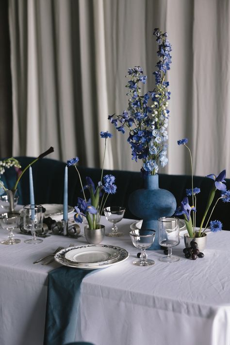 Cobalt and Chrome: Modern Styled Shoot at The Austin — The Cottage Rose Blue Grazing Table, Blue Vases Centerpieces, Corporate Table Centerpieces, Blue And Silver Table Decor, Blue And Green Wedding Table, Blue And Silver Home Decor, Modern Wedding Table Settings, Blue Dining Set, Aesthetic Table Setting