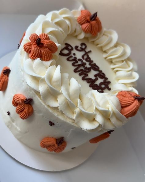 A fall themed birthday cake with buttercream pumpkins ✨ #cake #buttercream #pumpkinseason #birthdaycake #bakedwithlove #cakedecorating Vintage Fall Cake, Thanksgiving Decorated Cakes, November Birthday Cake, Buttercream Pumpkins, Thanksgiving Cake Designs, Fall Themed Birthday Cake, Thanksgiving Birthday Cake, November Cake, Fall Cake Designs