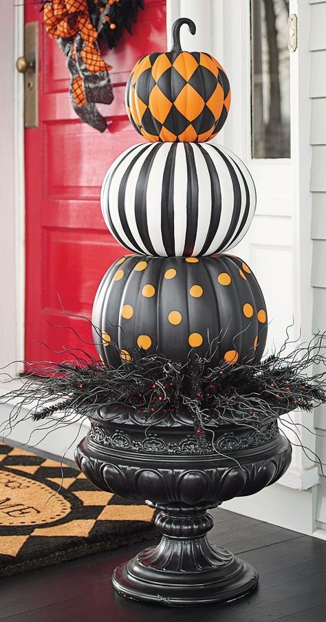 Dekorasi Halloween, Scary Halloween Decorations Diy, Halloween Decor Diy, Casa Halloween, Pumpkin Decorations, Labu Halloween, Pumpkin Display, Pumpkin Topiary, Diy Halloween Decor