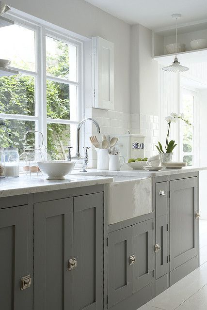 white & grey Серая Кухня, Gray Cabinets, Versace Home, Kitchen Farmhouse, Grey Kitchen Cabinets, Grey Cabinets, Grey Kitchen, Kitchen Redo, Kitchen Paint