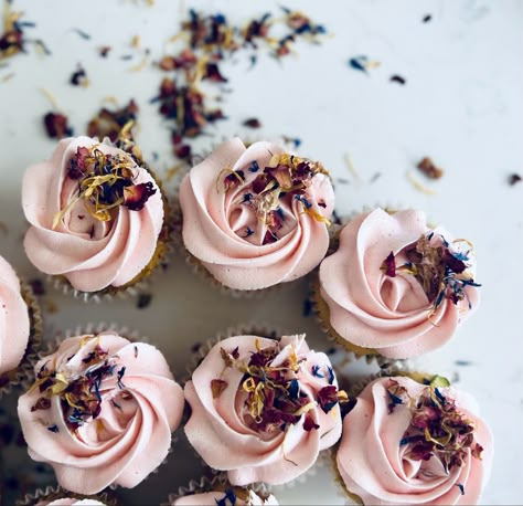 Rose Petal Cupcakes, Healthy Valentines Cupcakes, Cupcakes With Dried Flowers, Dried Flower Cupcakes, Petal Cupcakes, Le Fluer, Crushed Pistachios, Healthy Valentines, Travel Cake