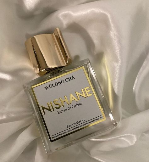 Nishane Wulong Cha, Niche Perfume Aesthetic, Perfume Stand, Bergamot Orange, Stand Ideas, Body Hygiene, Niche Perfume, Perfume Scents, Perfume Lover