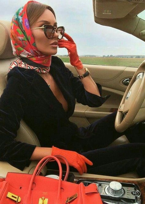 Mode Turban, Paris Chic, Head Scarf Styles, Look Retro, How To Wear Scarves, Mode Inspo, Hermes Bags, Mode Vintage, Mode Inspiration