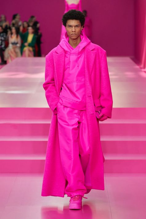 Valentino Argues Anyone Can Be Pretty in Pink in FW22 Collection | HYPEBEAST Valentino Fall 2022, All Pink Outfit, Valentino Runway, Paris Fashion Week Runway, Pink Men, Diva Fashion, Fall 2022, Pink Outfits, Fashion Show Collection