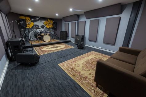 Music Studio Ideas, Studio Music Room, Ideas Terraza, Music Studio Decor, Music Room Design, Home Recording Studio Setup, Recording Studio Setup, Rehearsal Studios, Drum Room