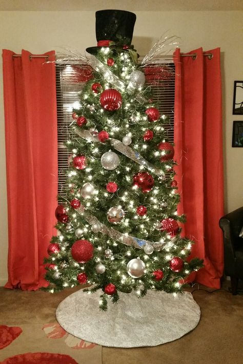 Christmas Tree With Top Hat, Top Hat Christmas Tree Ideas, Top Hat For Christmas Tree, Red And Silver Christmas Tree, Red And Silver Christmas, Xmas House, Tree Inspiration, Snowman Hat, Silver Christmas Tree