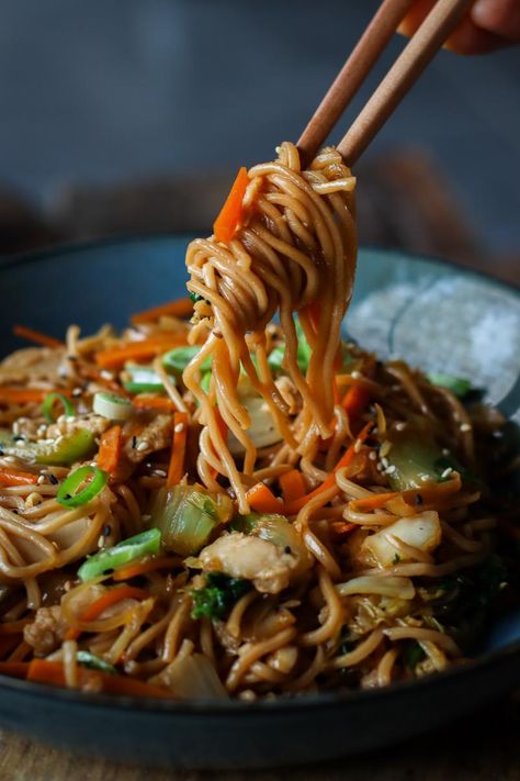 The Best Vegan Chow Mein | Pick Up Limes Vegan Chow Mein, Chow Mein Recipe, Chicken Chow Mein, Gluten Free Noodles, Wfpb Recipes, Vegan Eats, Chow Mein, Food Options, Grain Foods