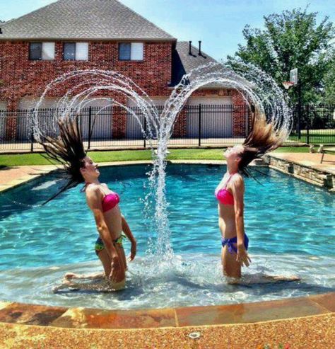 Playing in the pool. Best Friend Fotos, Bff Pics, Photos Bff, Pool Picture, Best Friend Photography, Shotting Photo, Best Friend Photoshoot, Bff Photoshoot, Foto Tips