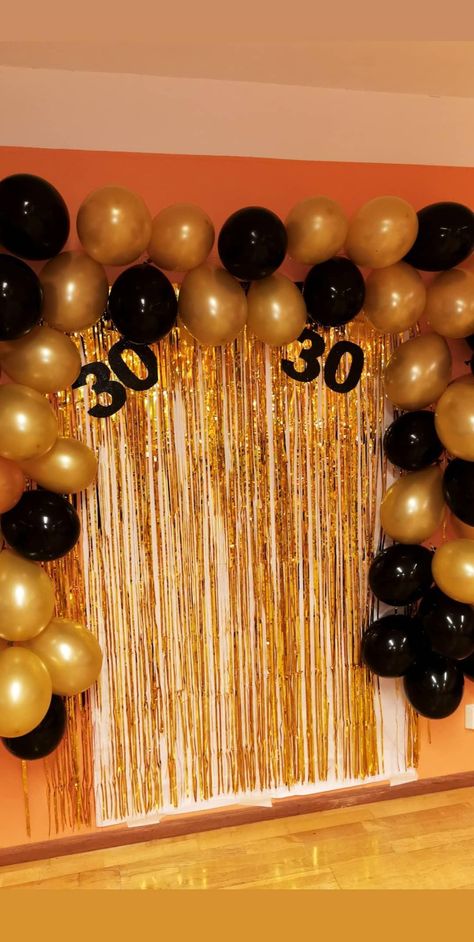 Birthday Photowall Ideas, 21st Birthday Men Decorations, Photo Corner Ideas Party, 30th Birthday Photo Wall, 40th Birthday Wall Decorations, Photo Wall Birthday Party, Black And Gold 30th Birthday Decor Men, Diy 30th Birthday Decorations, 30th Birthday Banner For Men