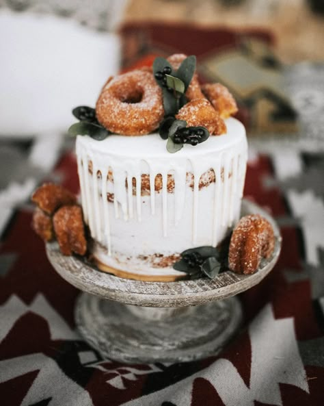 Apple Cider Donut Wedding Cake, Apple Cider Donut Wall, Cider And Donut Bar Wedding, Apple Cider Donuts Wedding, Cider Donuts Wedding, Fall Naked Cake, Cinnamon Roll Wedding, Fall Woodsy Wedding, Apple Cider Wedding