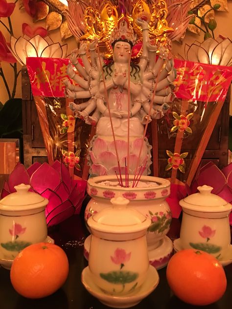 Chinese New Year altar decor with fans and oranges Japanese Altar, Chinese Altar Design Modern, Chinese Shrine, Chinese Altar Design, Altar Aesthetic, Chinese Ancestor Altar, Modern Buddhist Altar, Shinto Altar, Family Altar