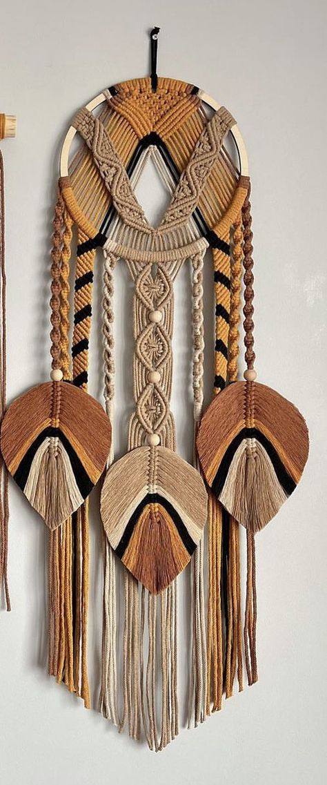 Native American Macrame, African Macrame, Macrame Projects Ideas, Diy Macrame Plant Hanger Pattern, فن النسيج, Macrame Wedding Decor, Macrame Feather Wall Hanging, Free Macrame Patterns, Macrame Plant Hanger Tutorial