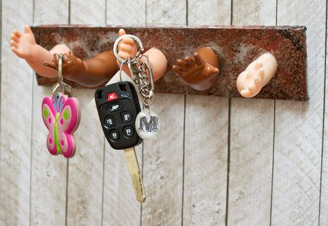 Diy Purse Holder, Clay Key Holder, Diy Key Holder, Entryway Organizer Wall, Key Holder Diy, Key Diy, Diy Home Interior, Diy Key, Diy Air Dry Clay