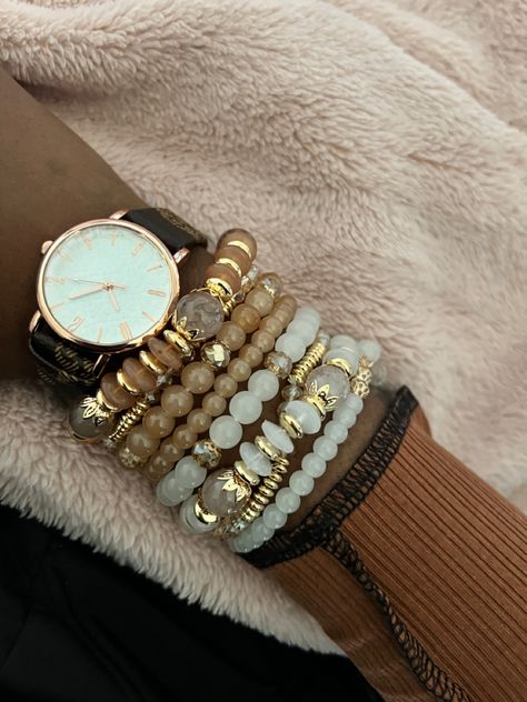 Stacked crystal bracelets. Brown Bracelet Aesthetic, Crystal Bracelet Aesthetic, Crystal Bracelets Aesthetic, Earthy Streetwear, Bracelets Aesthetic, Healthy And Wealthy, Beige Bracelet, Bracelet Aesthetic, Girly Bracelets